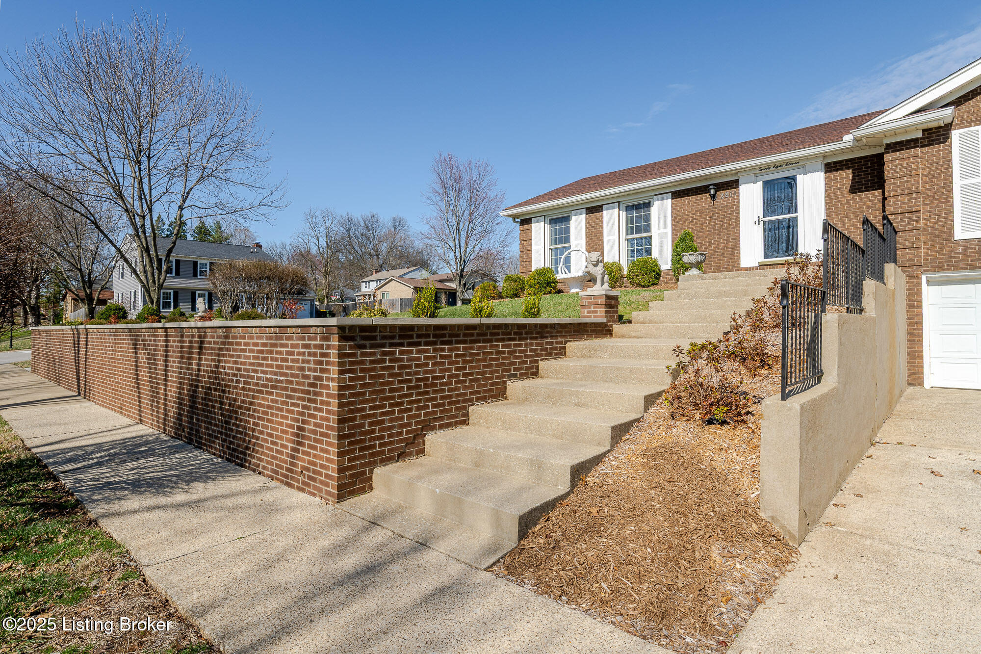 2811 Weissinger Rd, Louisville, Kentucky image 2