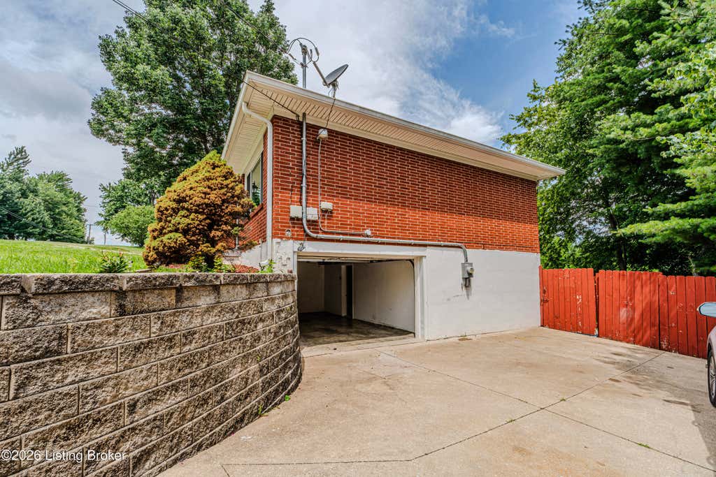 Photo of 5905 Whispering Hills Blvd, Louisville, KY 40219 (MLS # 1721732)