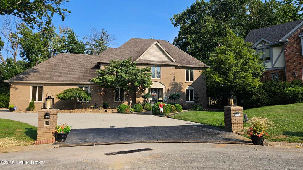 Photo of 9214 Woodhurst Ct, Louisville, KY 40222 (MLS # 1725747)