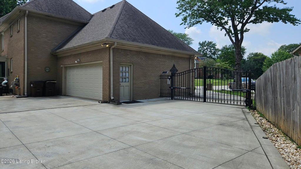 Photo of 9214 Woodhurst Ct, Louisville, KY 40222 (MLS # 1725747)