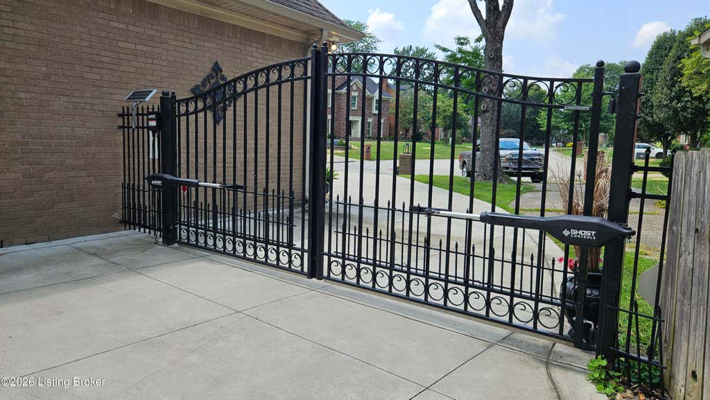 Photo of 9214 Woodhurst Ct, Louisville, KY 40222 (MLS # 1725747)