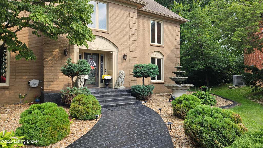 Photo of 9214 Woodhurst Ct, Louisville, KY 40222 (MLS # 1725747)