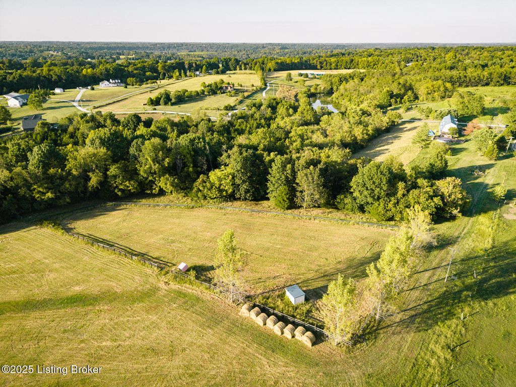 Photo of 145 Hill Valley Dr, Taylorsville, KY 40071 (MLS # 1713475)