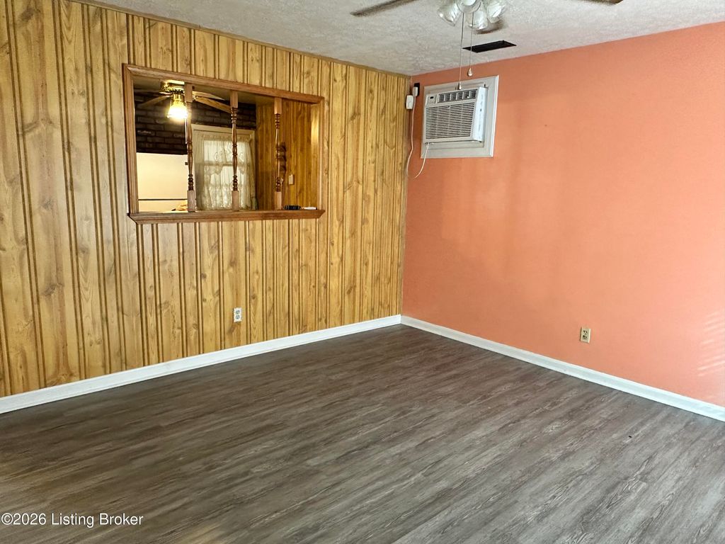 Photo of 909 W Indian Trail, Louisville, KY 40213 (MLS # 1709678)