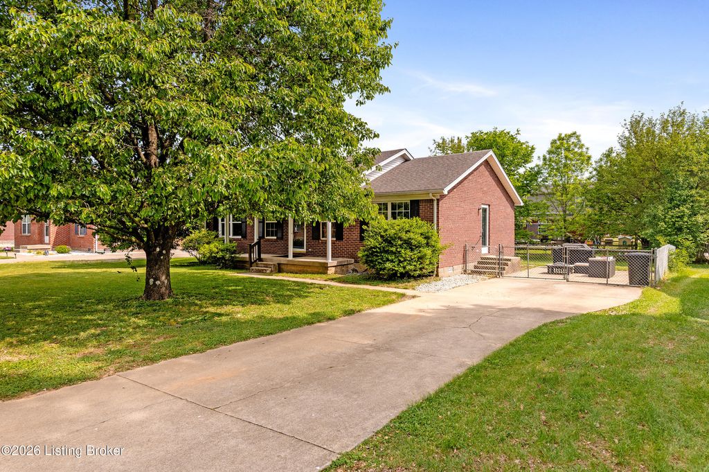 Photo of 110 Quiet Spring Dr, Bardstown, KY 40004 (MLS # 1716266)