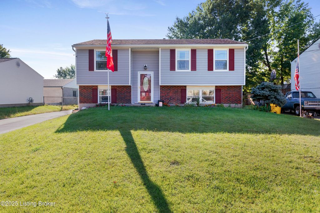 Photo of 190 Tumbleweed Dr, Louisville, KY 40229 (MLS # 1706170)
