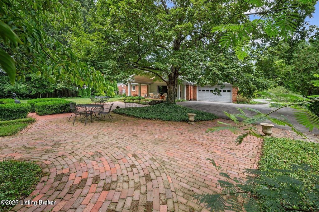 Photo of 2102 Northfield Dr, Louisville, KY 40222 (MLS # 1711983)