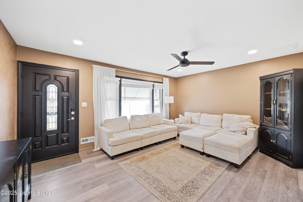 Photo of 3907 Mamaroneck Rd, Louisville, KY 40218 (MLS # 1704168)