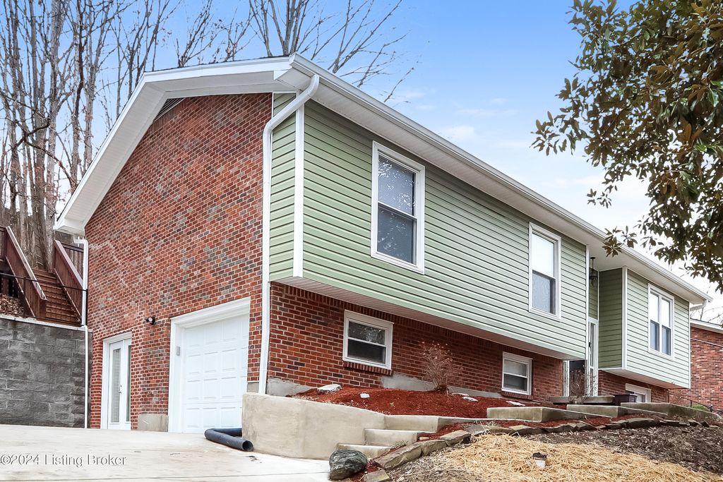 Photo of 9104 Royal Oak Dr, Louisville, KY 40272 (MLS # 1705439)