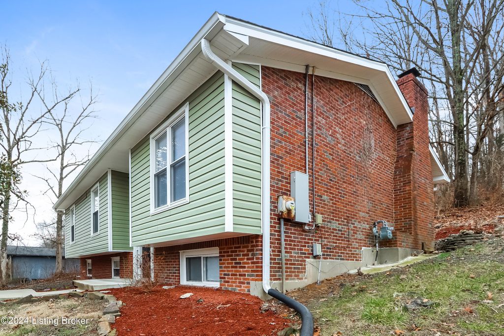 Photo of 9104 Royal Oak Dr, Louisville, KY 40272 (MLS # 1705439)