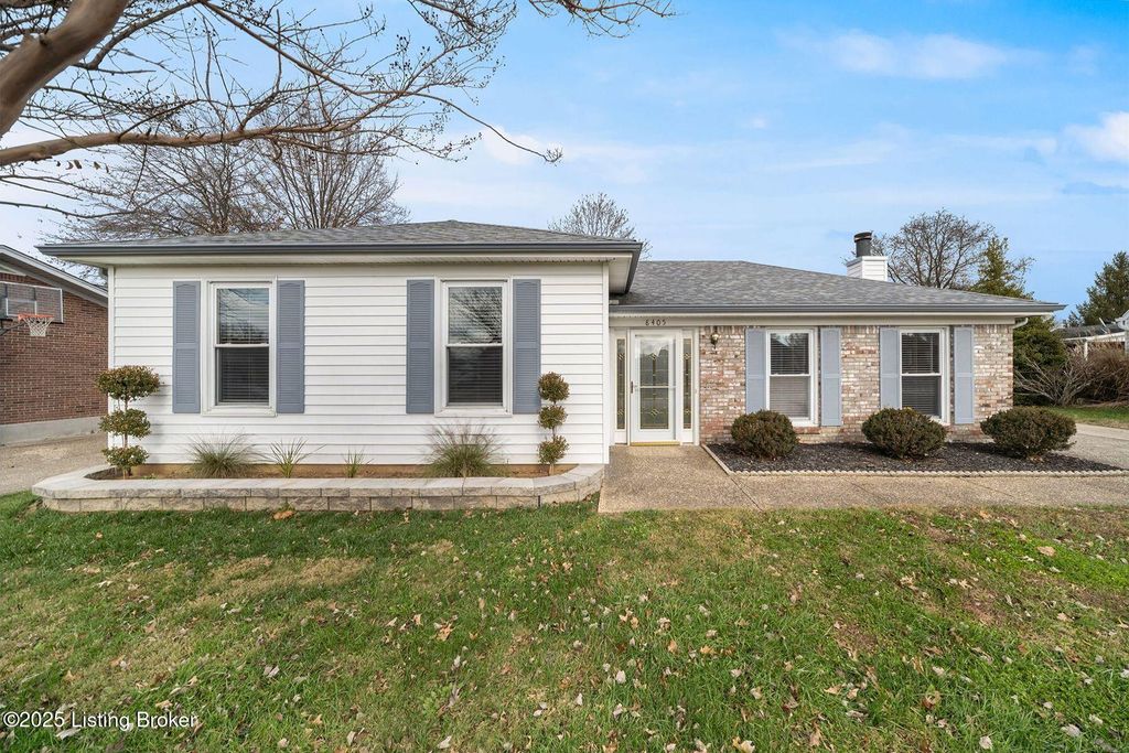 Photo of 8405 Fernview Dr, Louisville, KY 40291 (MLS # 1704631)