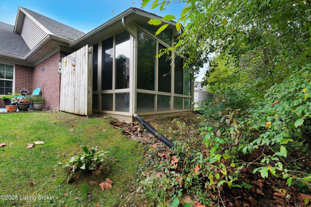 Photo of 6704 Renate Rd, Louisville, KY 40291 (MLS # 1702260)