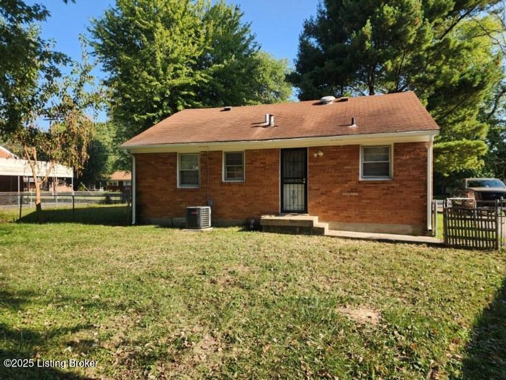 Photo of 5534 Cartledge Ct, Louisville, KY 40214 (MLS # 1710401)