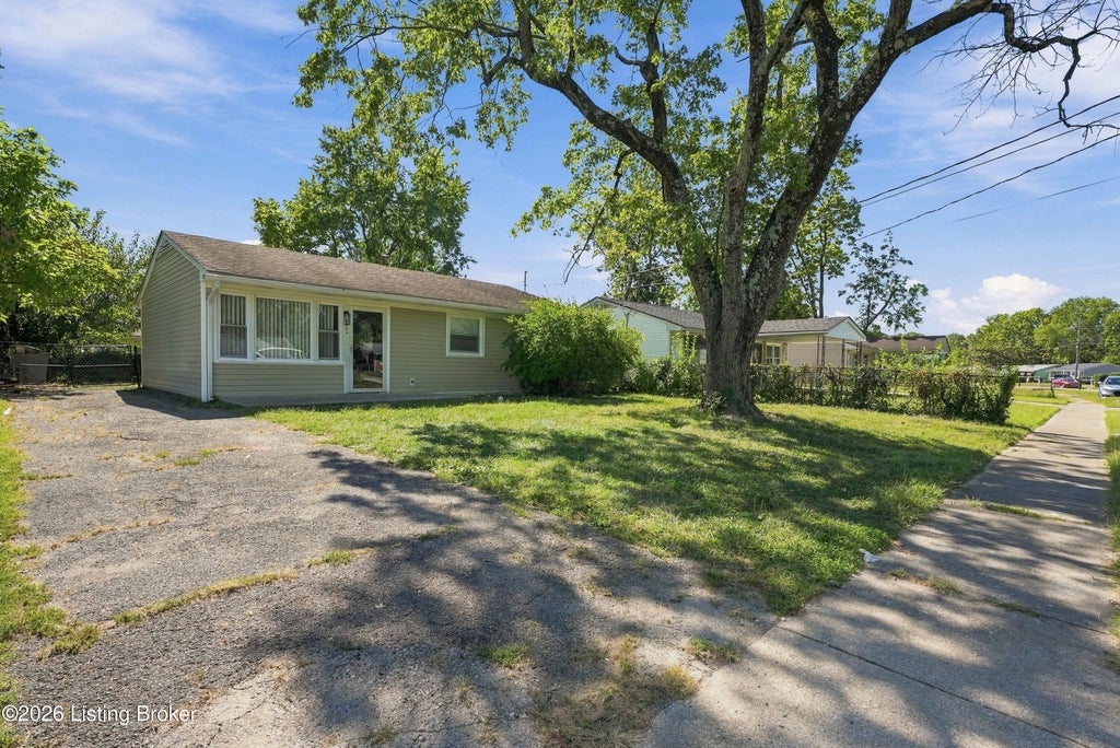 Photo of 4406 Shasta Trail, Louisville, KY 40213 (MLS # 1730467)