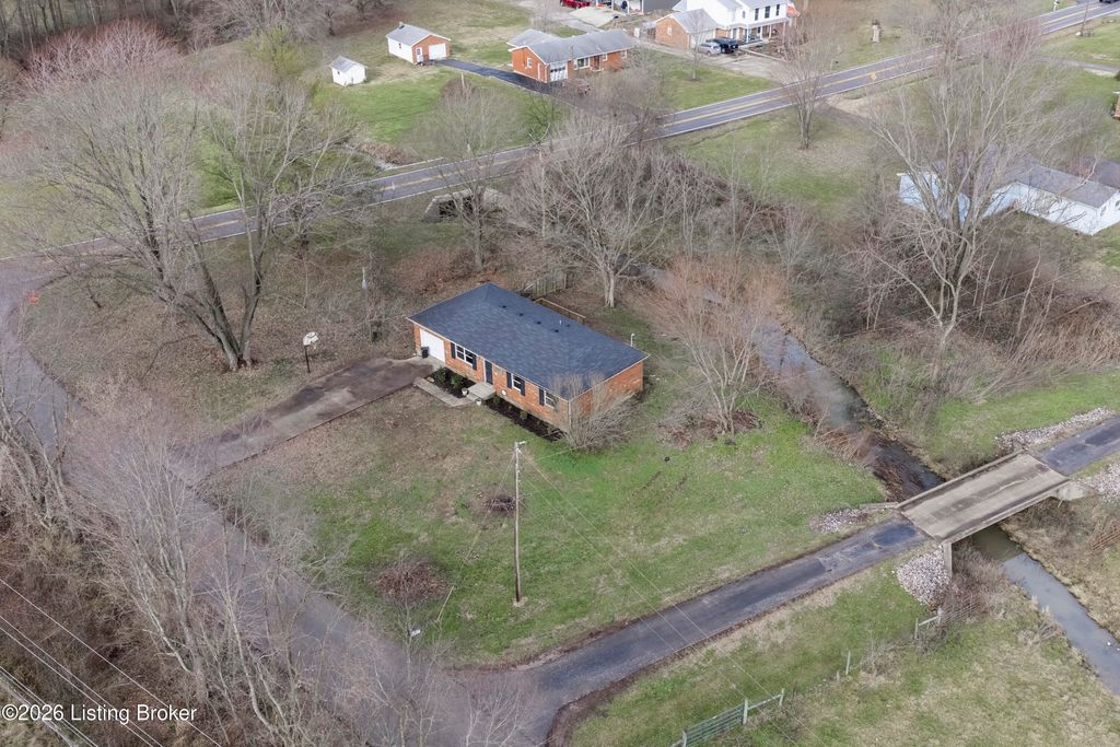 Photo of 28 Geoghegan Rd, Shelbyville, KY 40065 (MLS # 1706796)