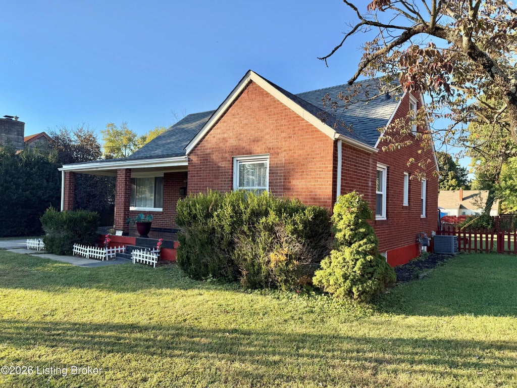Photo of 1111 Forest View Dr, Louisville, KY 40219 (MLS # 1731759)