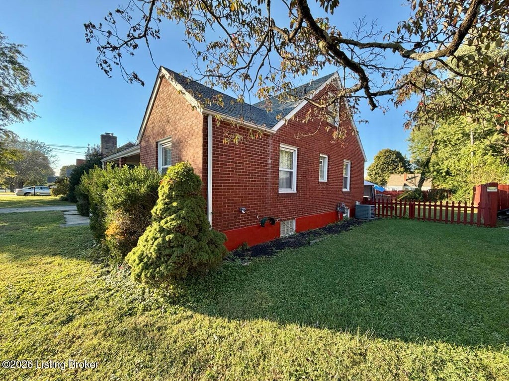 Photo of 1111 Forest View Dr, Louisville, KY 40219 (MLS # 1731759)