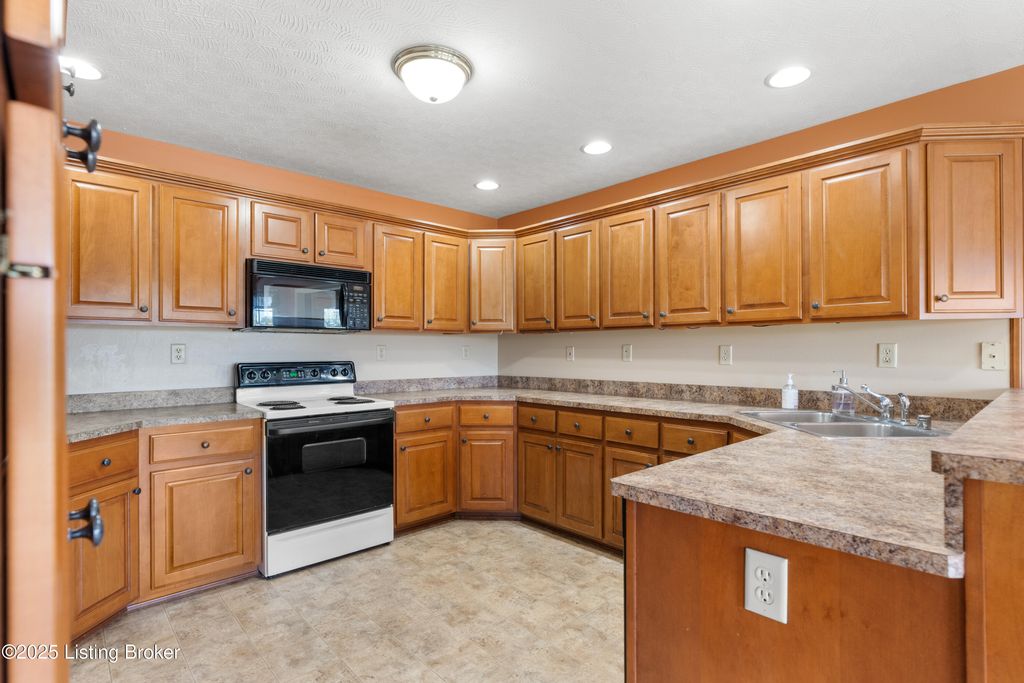 Photo of 650 Buckley Ln, Shelbyville, KY 40065 (MLS # 1704532)