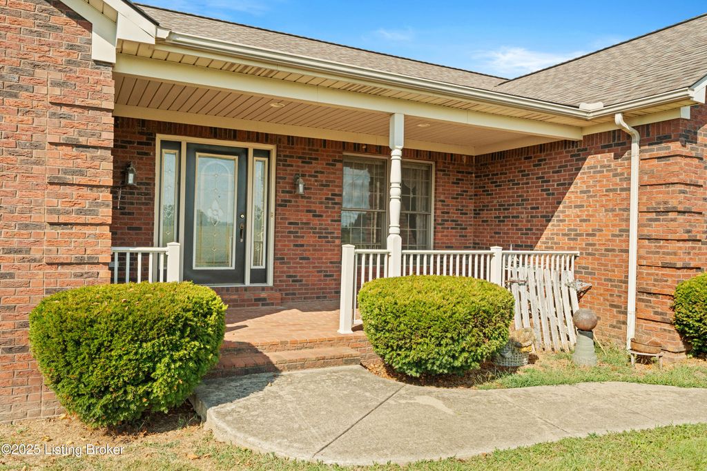 Photo of 650 Buckley Ln, Shelbyville, KY 40065 (MLS # 1704532)