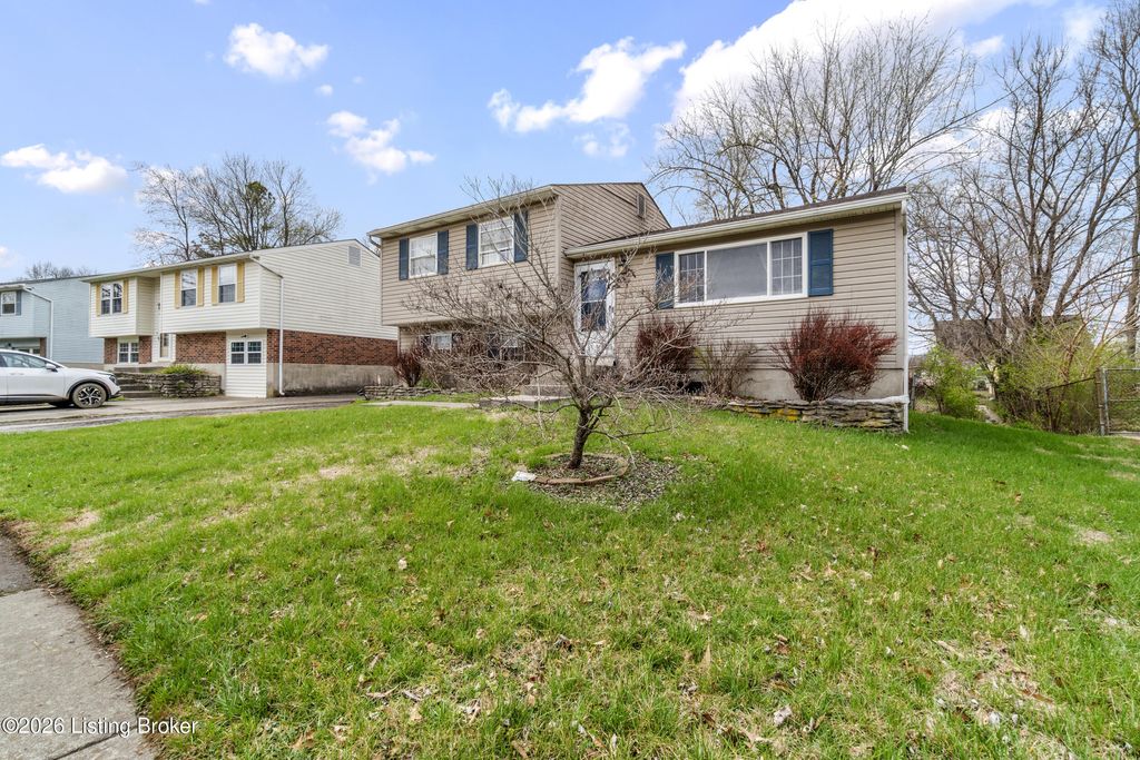 Photo of 8705 Running Fox Cir, Louisville, KY 40291 (MLS # 1711653)