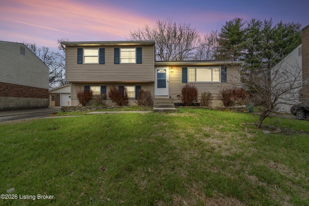 Photo of 8705 Running Fox Cir, Louisville, KY 40291 (MLS # 1711653)