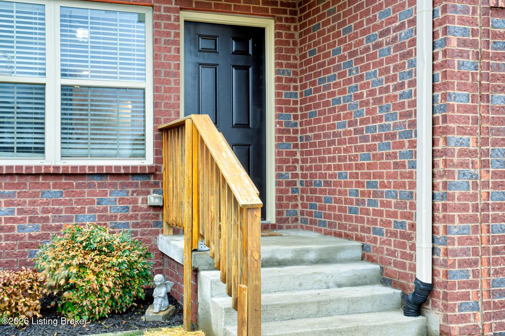 Photo of 940 Thoroughbred Rd, Shelbyville, KY 40065 (MLS # 1709325)