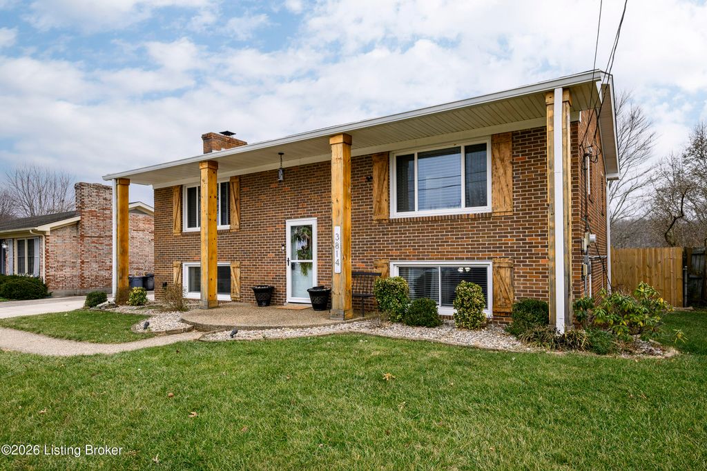 Photo of 3814 Iron Horse Way, Louisville, KY 40272 (MLS # 1706701)