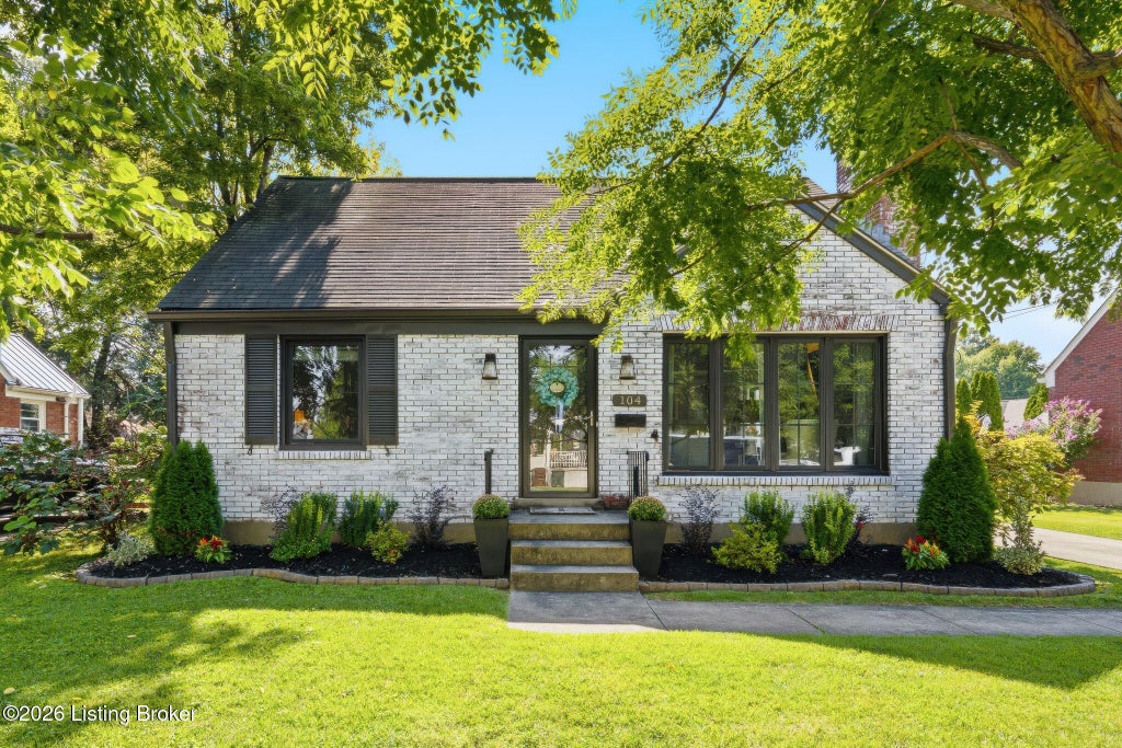 Photo of 104 Iola Rd, Louisville, KY 40207 (MLS # 1726900)