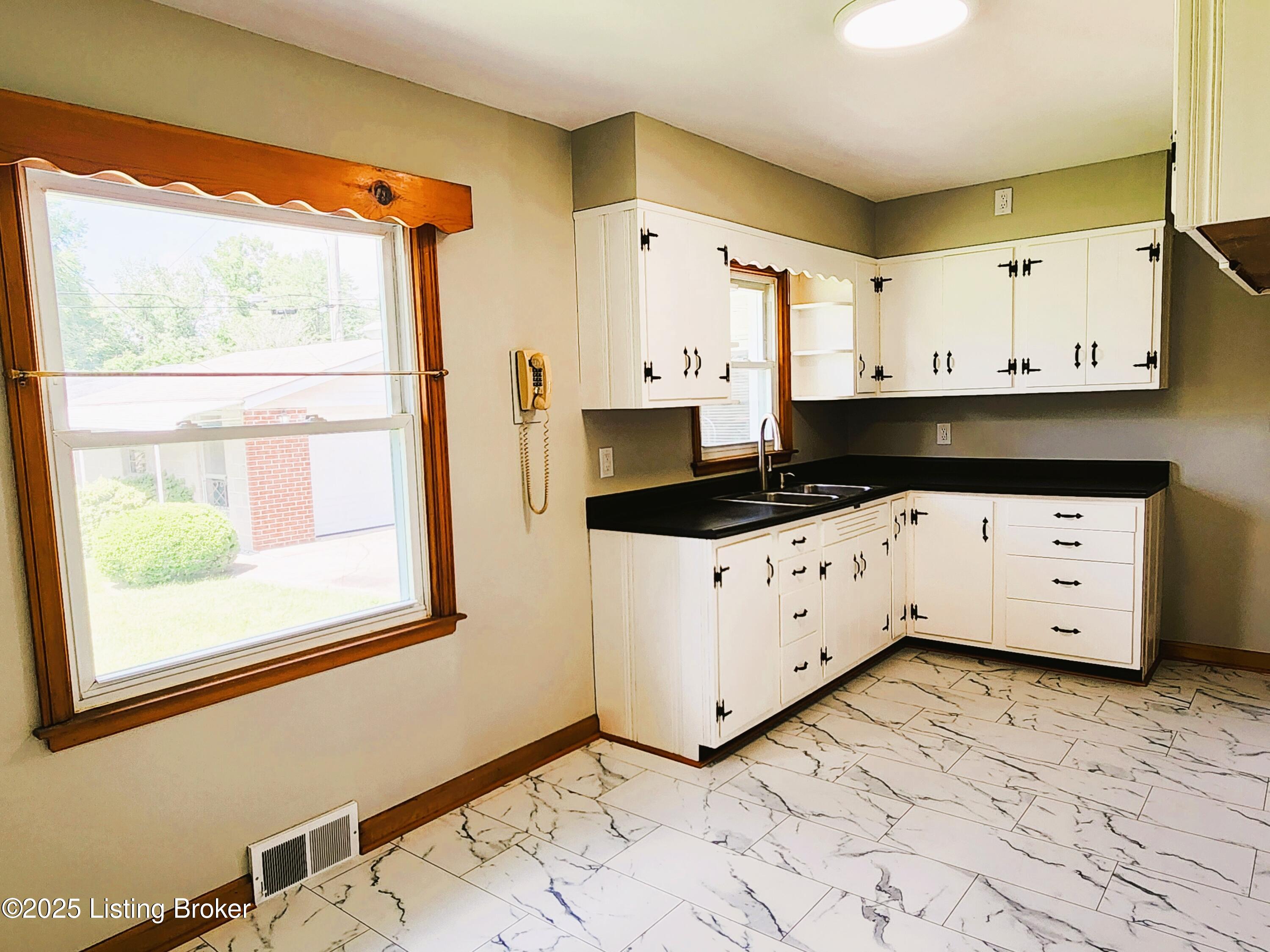 3906 Valley Station Rd, Louisville, Kentucky image 23