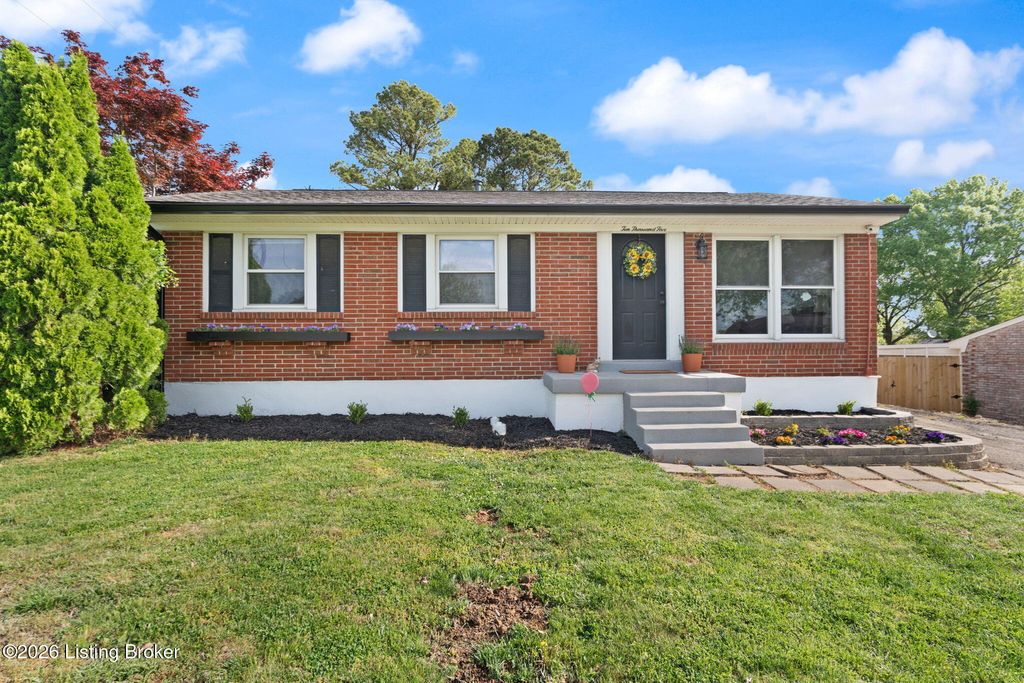 Photo of 10005 Cardigan Dr, Louisville, KY 40299 (MLS # 1715016)