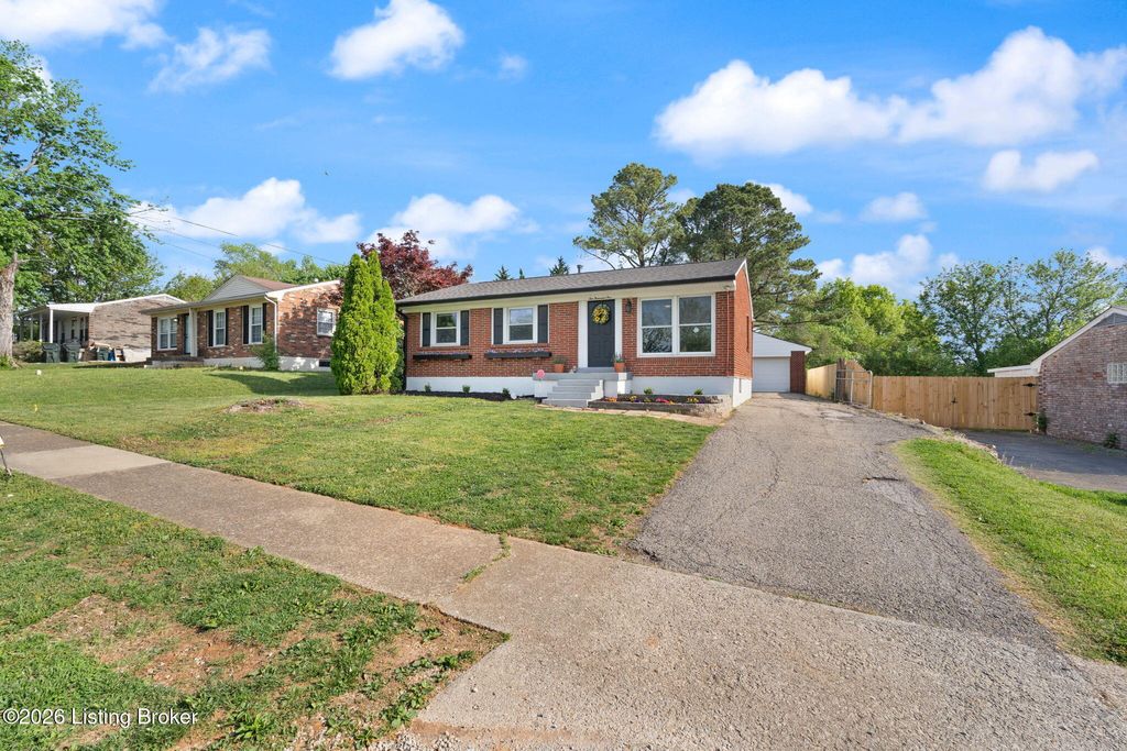 Photo of 10005 Cardigan Dr, Louisville, KY 40299 (MLS # 1715016)