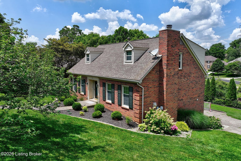 Photo of 6011 Windsong Ct, Louisville, KY 40207 (MLS # 1721506)