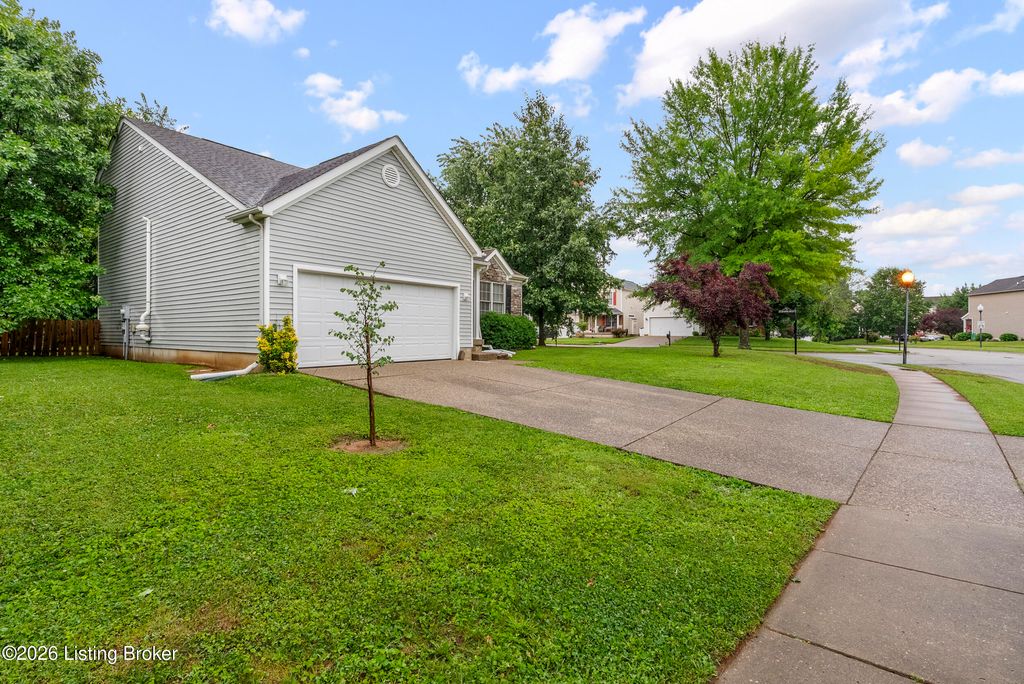 Photo of 9707 River Trail Dr, Louisville, KY 40229 (MLS # 1721200)