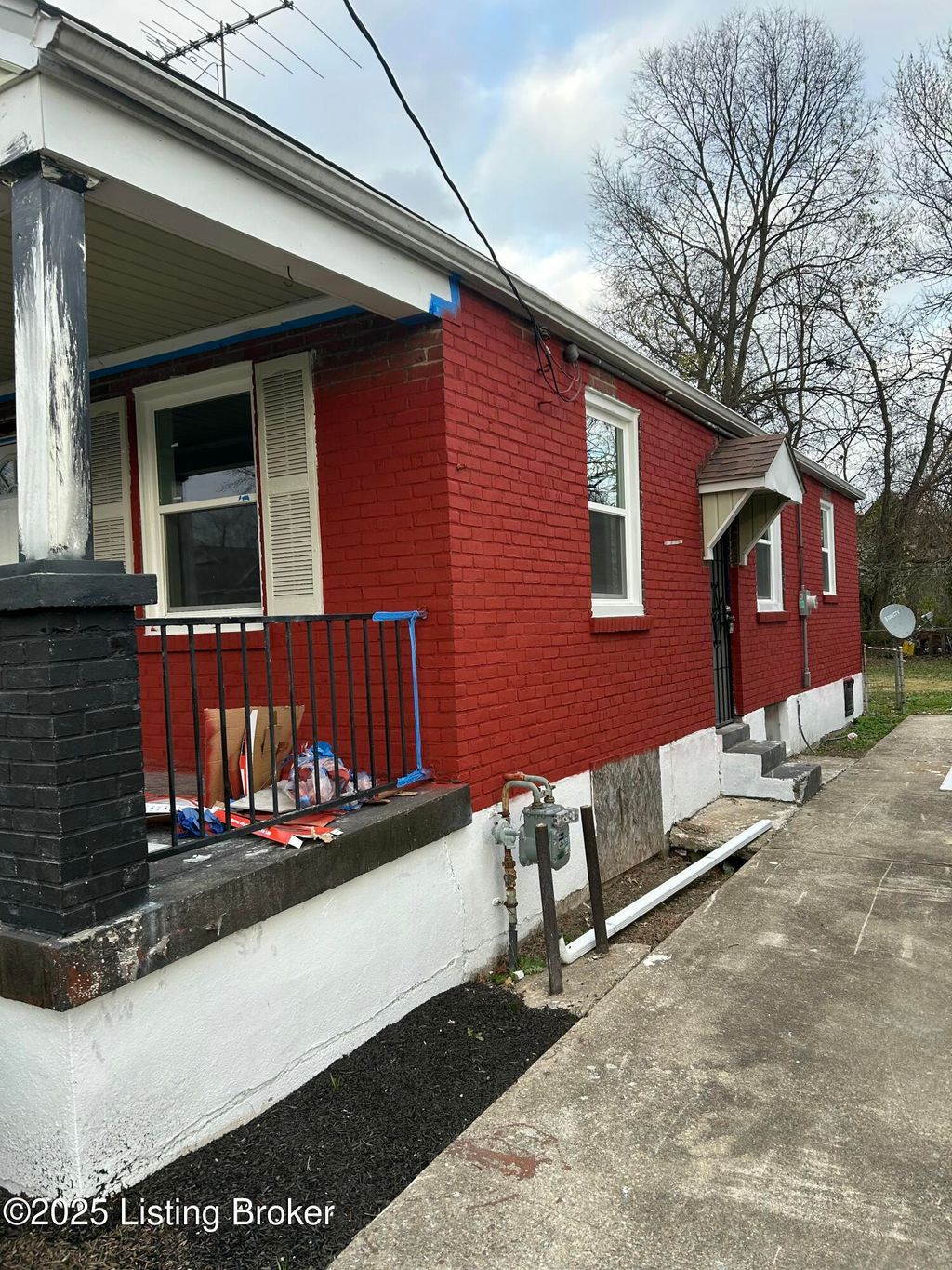 Photo of 631 S 37th St, Louisville, KY 40211 (MLS # 1705543)