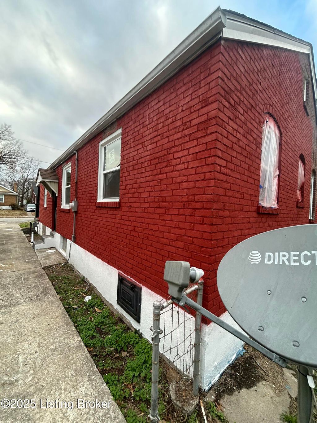 Photo of 631 S 37th St, Louisville, KY 40211 (MLS # 1705543)