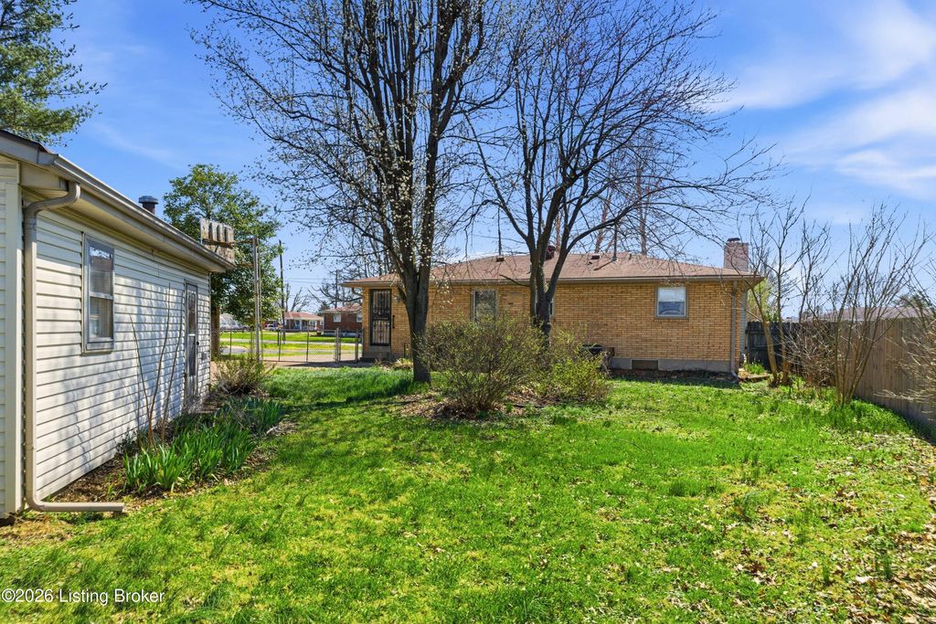 Photo of 6503 Connie Dr, Louisville, KY 40258 (MLS # 1710999)