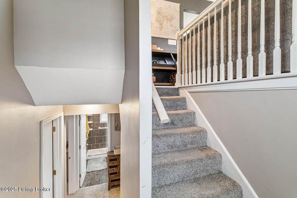 Photo of 10910 Waycross Ave, Louisville, KY 40229 (MLS # 1705872)