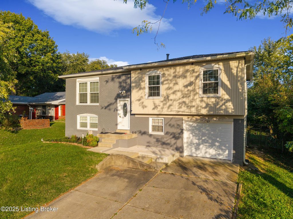 Photo of 6901 Holly Lake Dr, Louisville, KY 40291 (MLS # 1707436)