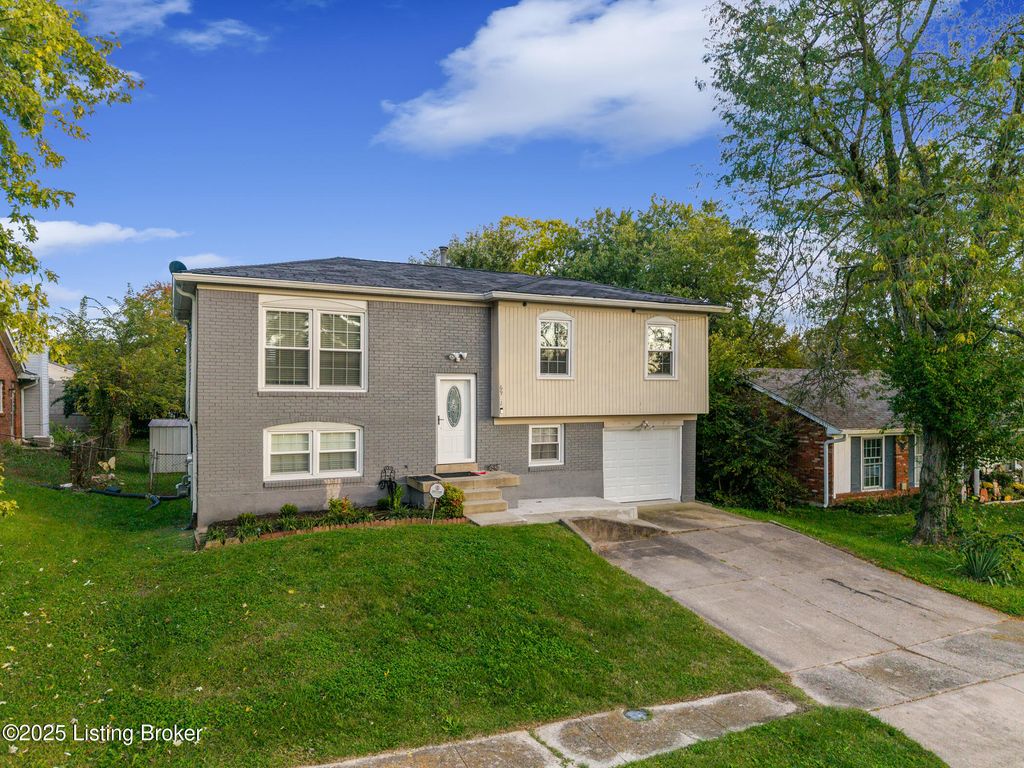 Photo of 6901 Holly Lake Dr, Louisville, KY 40291 (MLS # 1707436)