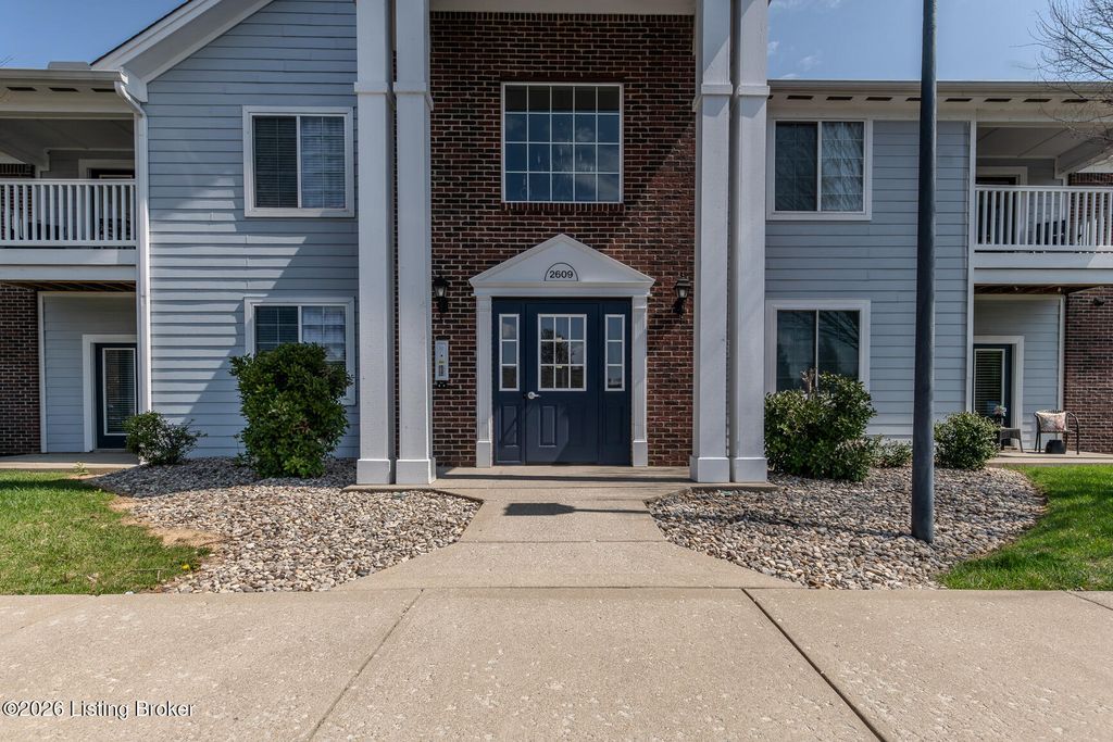 Photo of 2609 Bradford Commons Dr #104, Louisville, KY 40299 (MLS # 1712940)