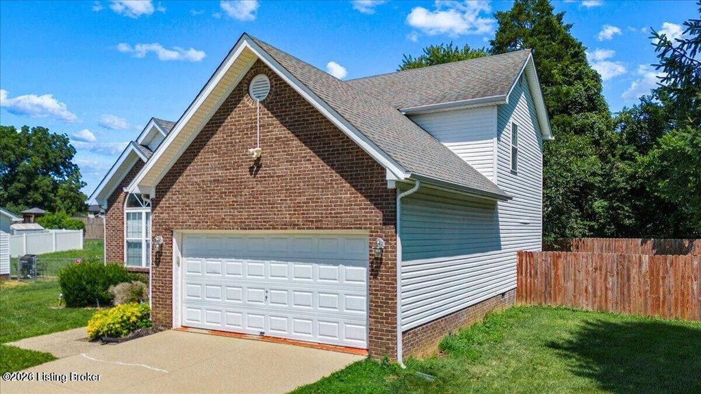 Photo of 7213 Astin Ct, Louisville, KY 40219 (MLS # 1709714)