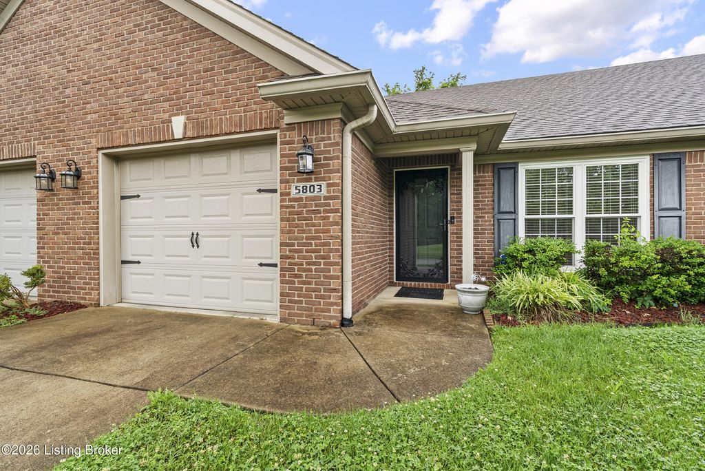 Photo of 5803 Shepherd Crossing Dr, Louisville, KY 40219 (MLS # 1718680)