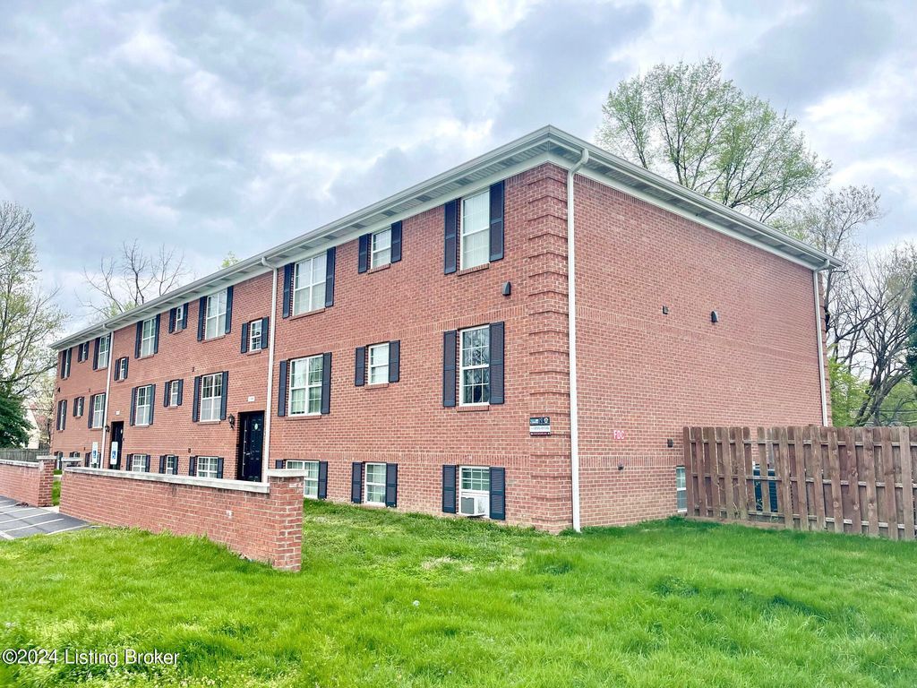 Photo of 3546 Brockton Ln #1, Louisville, KY 40220 (MLS # 1710680)