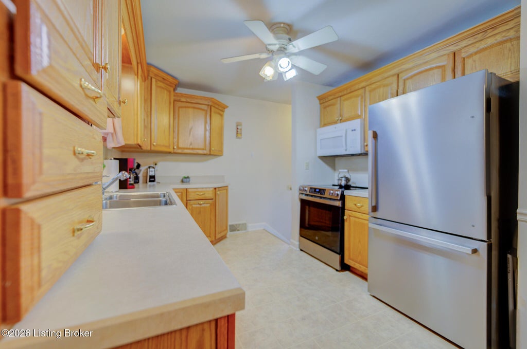 Photo of 5904 Colebrooke Ln, Louisville, KY 40219 (MLS # 1733042)