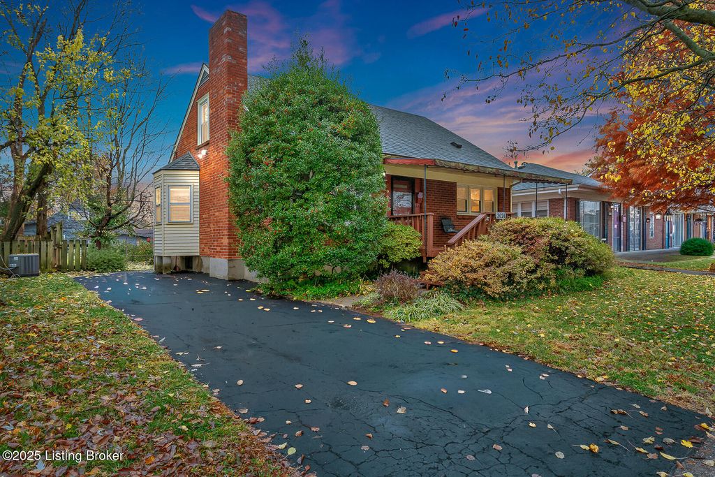 Photo of 3024 Nadina Dr, Louisville, KY 40220 (MLS # 1703897)