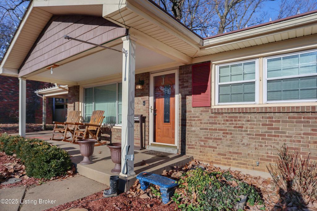 Photo of 5818 Pine Mountain Dr, Louisville, KY 40214 (MLS # 1706194)