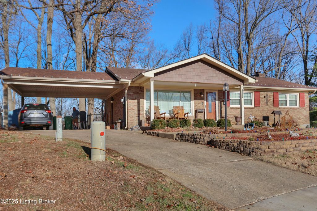 Photo of 5818 Pine Mountain Dr, Louisville, KY 40214 (MLS # 1706194)
