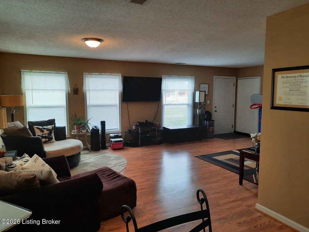 Photo of 5008 Mansfield Ln, Louisville, KY 40218 (MLS # 1727300)