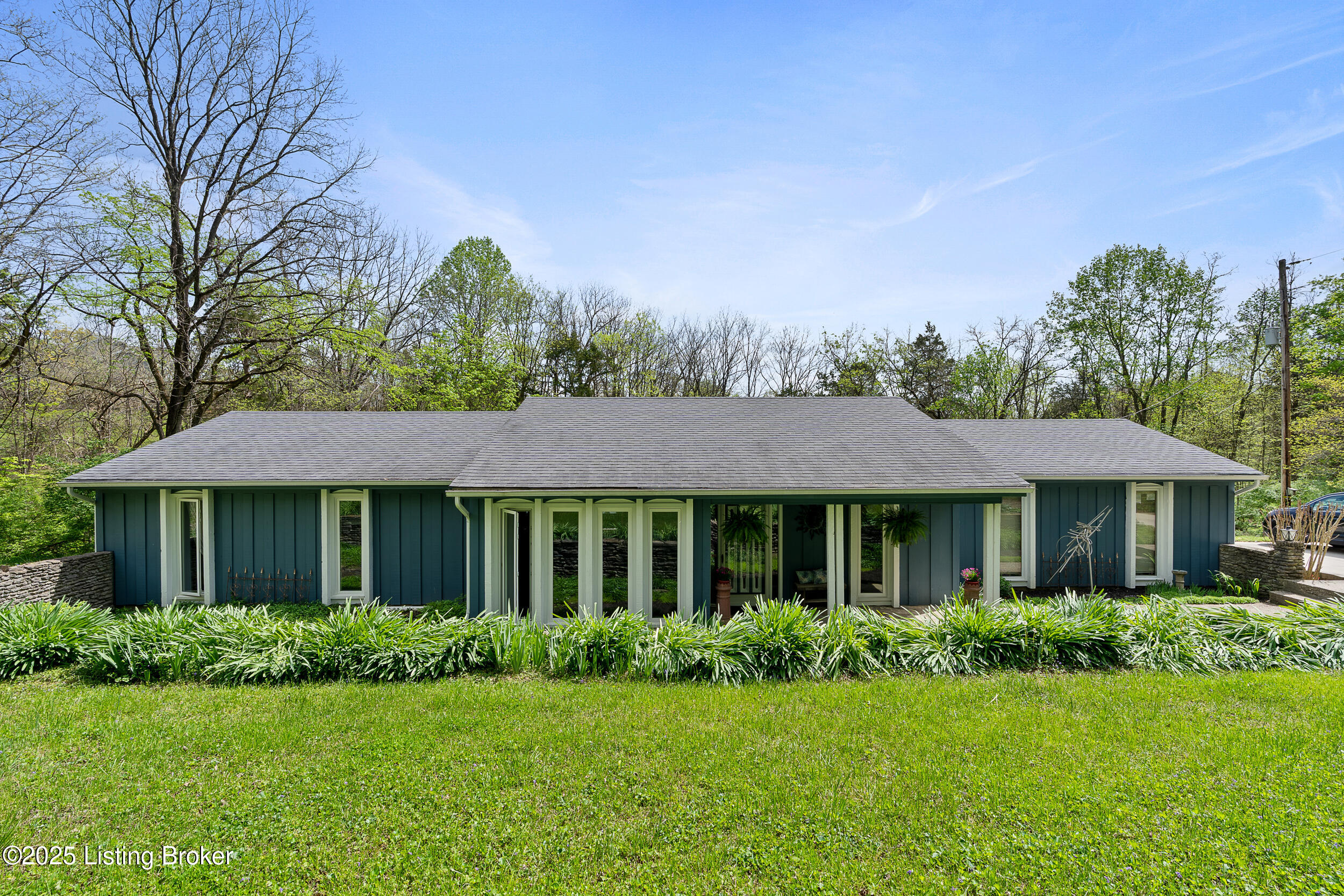 5950 Old Lagrange Rd, Crestwood, Pennsylvania image 1