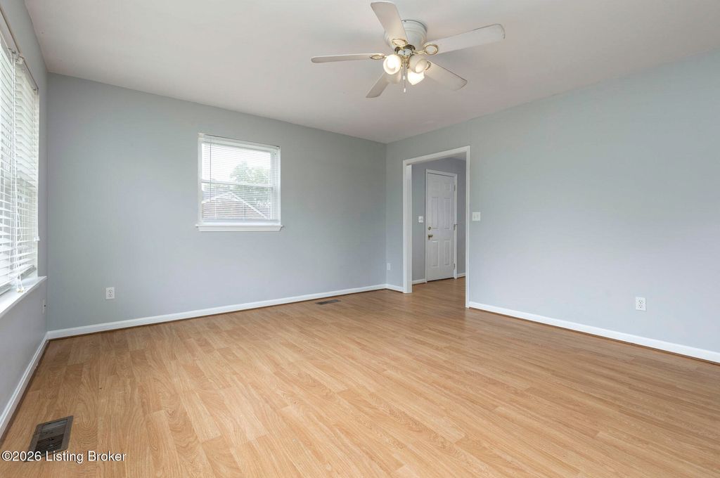 Photo of 5606 Leemont Ct, Louisville, KY 40272 (MLS # 1716610)